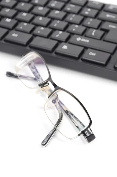 Teclado y gafas para ordenador — Foto de Stock