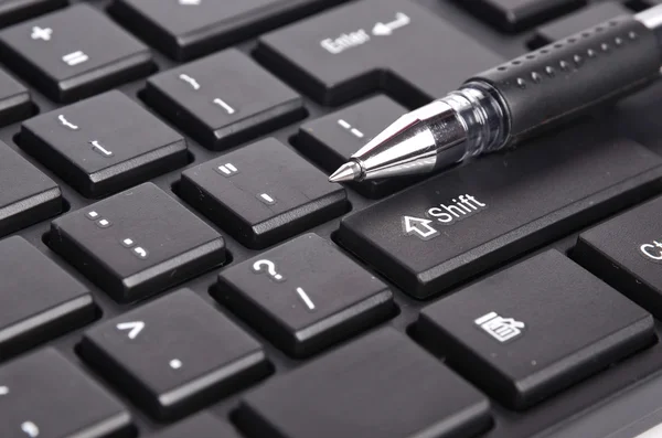 Počítačová klávesnice a pero — Stock fotografie