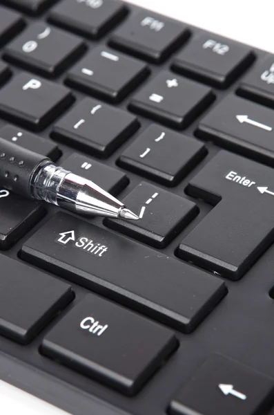 Клавиатура и ручка компьютера — стоковое фото