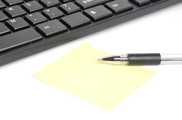 Teclado de computador e notepaper com caneta — Fotografia de Stock