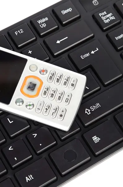 Teléfono móvil y teclado del ordenador — Foto de Stock