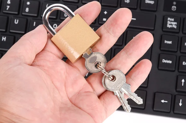 กุญแจและคีย์บอร์ดคอมพิวเตอร์ — ภาพถ่ายสต็อก