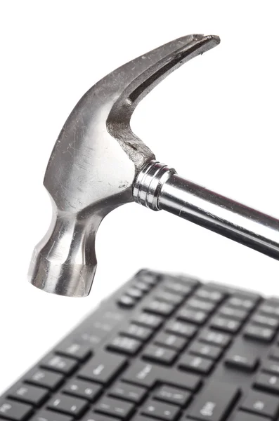 Kladivo a počítačové klávesnice — Stock fotografie