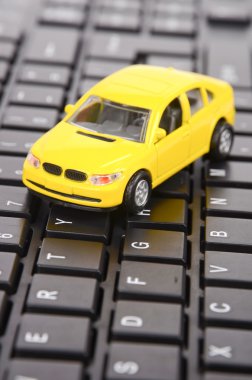 oyuncak araba üstünde klavye
