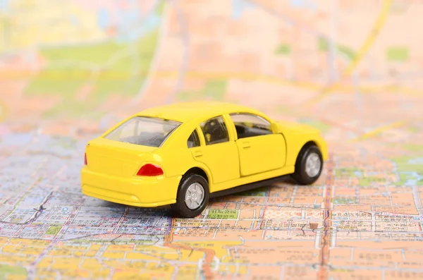 おもちゃの車と地図 — ストック写真
