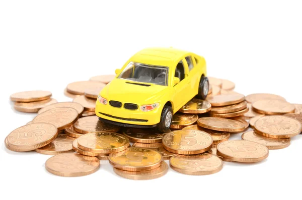 Жовтий автомобіль і монети — стокове фото