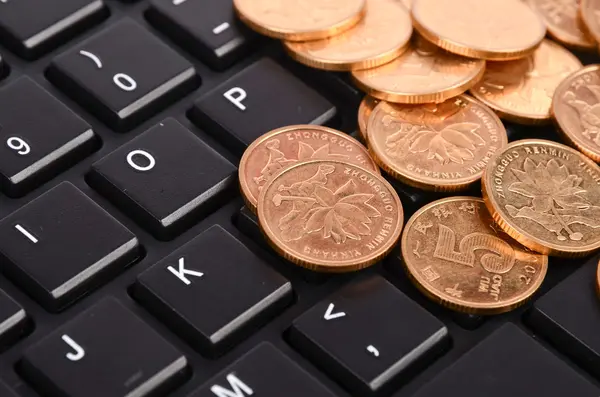 Клавиатура и монеты — стоковое фото