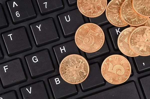 Tastatur und Münzen — Stockfoto