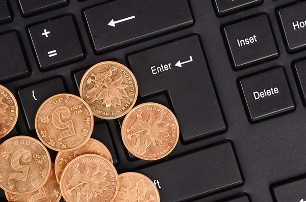 Tastatur und Münzen — Stockfoto
