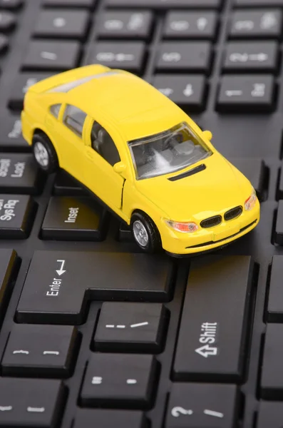 Speelgoedauto op toetsenbord — Stockfoto