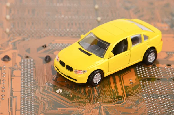 おもちゃの車と回路基板 — ストック写真
