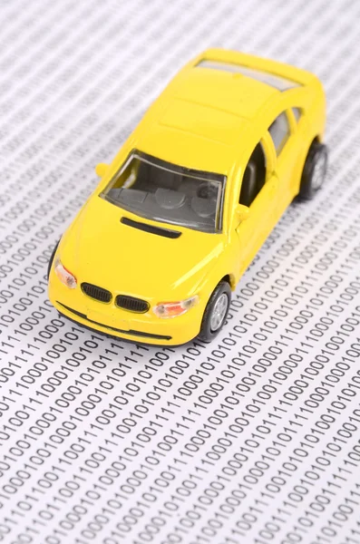 Speelgoedauto op binaire code — Stockfoto