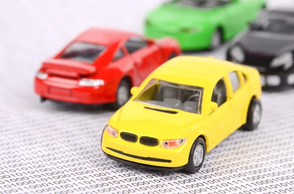 Ikili kod üzerinde oyuncak araba — Stok fotoğraf