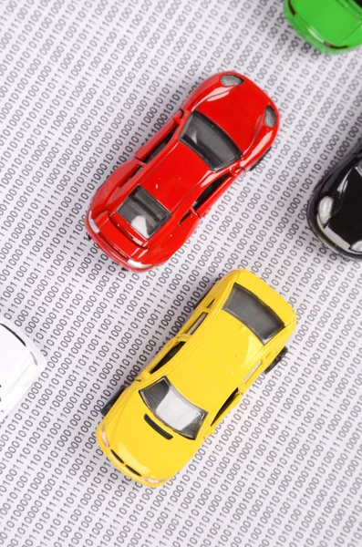 Ikili kod üzerinde oyuncak araba — Stok fotoğraf