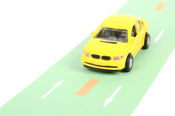 Іграшковий автомобіль на дорозі — стокове фото