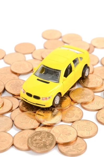 Игрушечный автомобиль и монеты — стоковое фото