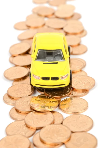 Іграшковий автомобіль і монети — стокове фото
