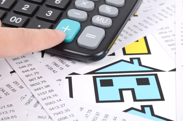 Bevételek, a számológép és a ház — Stock Fotó