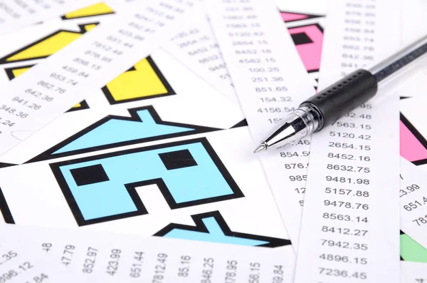 Receipts and house with pen — Stock Photo, Image