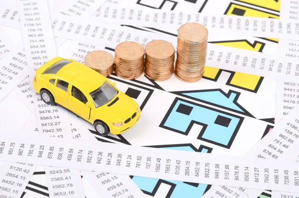 Kvitton, mynt och hus med leksaksbil — Stockfoto