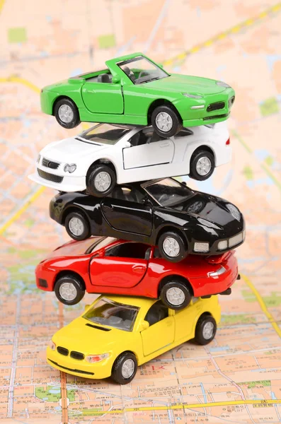Carros de brinquedo no mapa — Fotografia de Stock