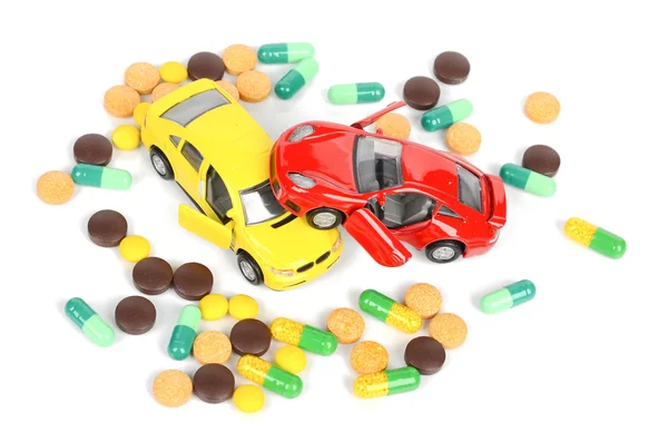 Игрушечные автомобили и лекарства — стоковое фото