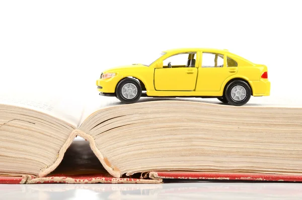 Speelgoedauto en woordenboek — Stockfoto