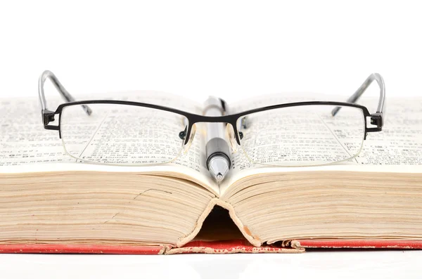 Stylo et lunettes avec livre — Photo
