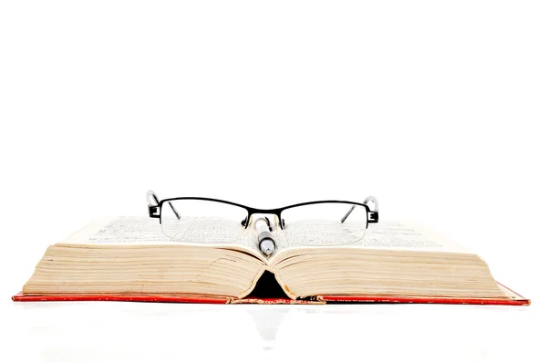 Pluma y gafas con libro — Foto de Stock