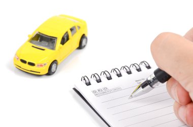 oyuncak araba, kalem ve not defteri