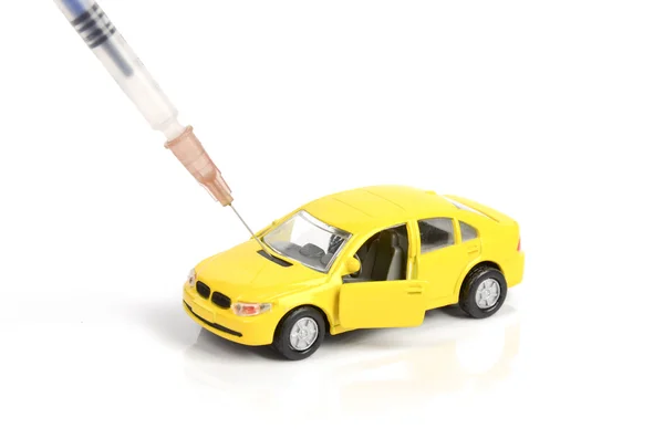 おもちゃの車と注射器 — ストック写真