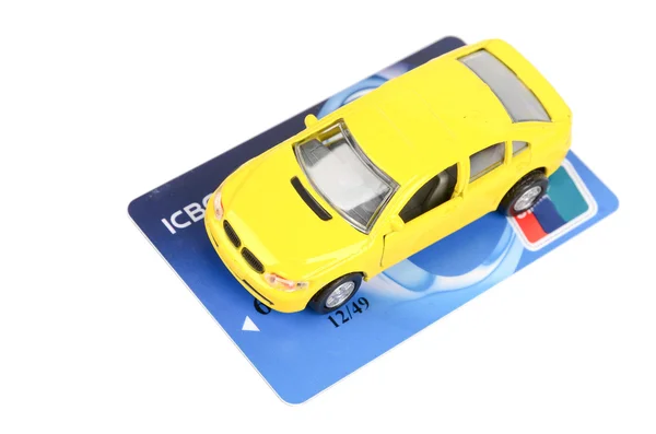 Oyuncak araba ve kredi kartı — Stok fotoğraf