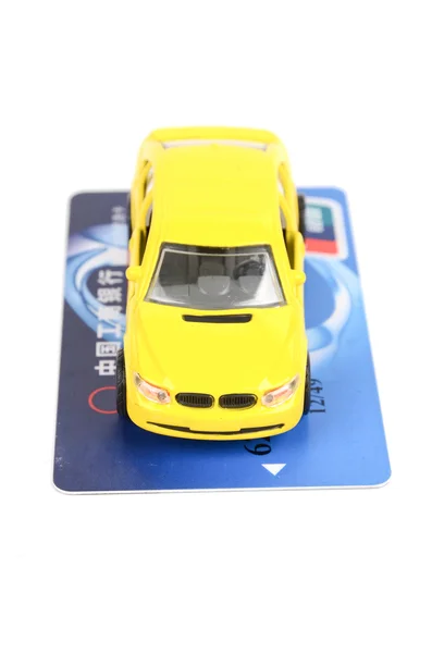 Игрушечный автомобиль и кредитная карта — стоковое фото
