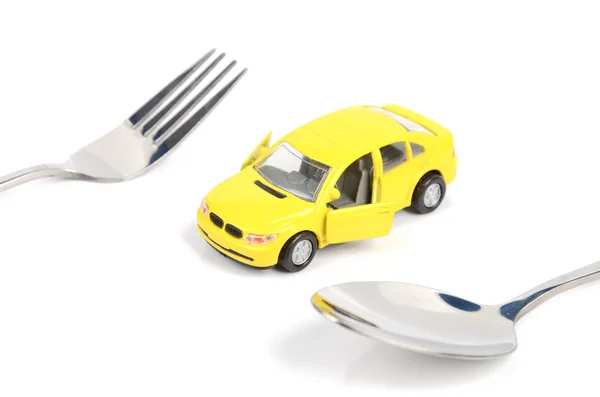 Carro de brinquedo e utensílios de mesa — Fotografia de Stock