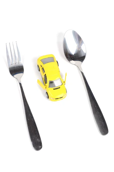 Carro de brinquedo e utensílios de mesa — Fotografia de Stock