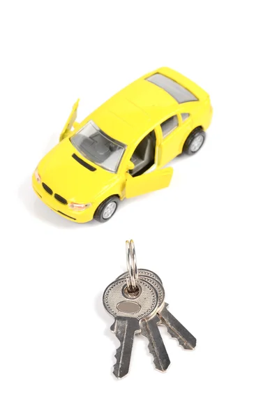 Іграшковий автомобіль і ключ на білому тлі — стокове фото