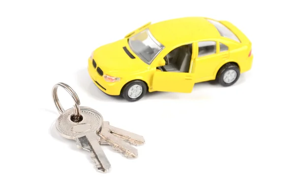 Leksaksbil och nyckeln på vit bakgrund — Stockfoto
