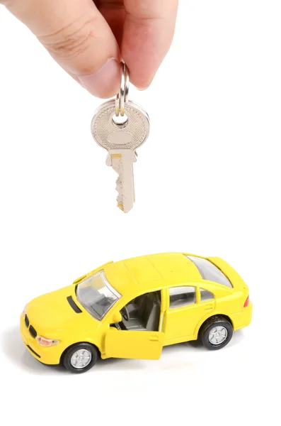 Carro de brinquedo e chave no fundo branco — Fotografia de Stock