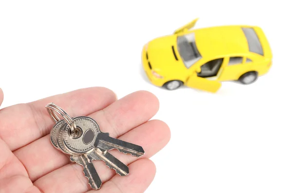 Іграшковий автомобіль і ключ на білому тлі — стокове фото