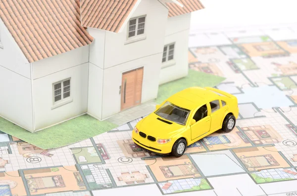 Modelu dom, samochód i plan — Zdjęcie stockowe