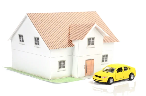 おもちゃの車と白い背景の上の家 — ストック写真