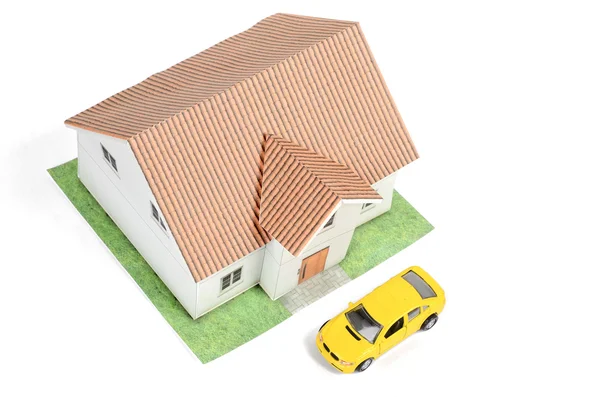 Spielzeugauto und Haus auf weißem Hintergrund — Stockfoto