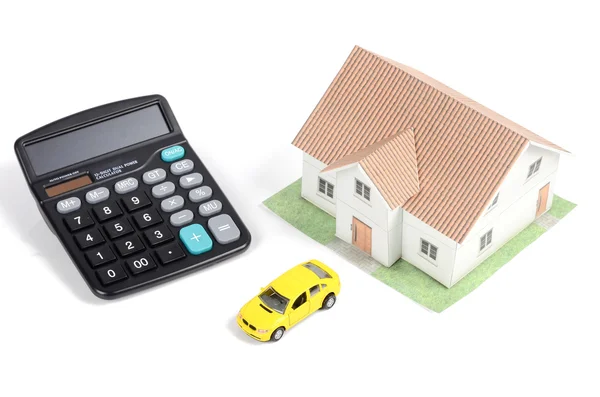 Carro de brinquedo e casa com calculadora — Fotografia de Stock