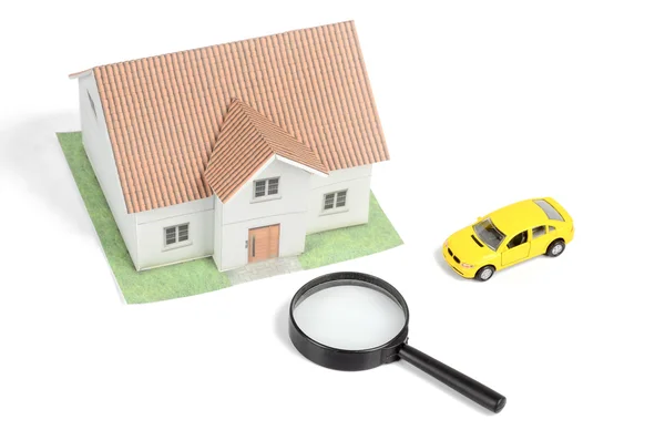 玩具汽车和房子与放大镜 — 图库照片