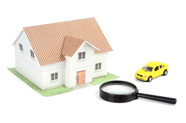 Auto giocattolo e casa con lente d'ingrandimento — Foto Stock