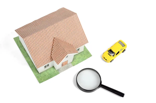 おもちゃの車と拡大鏡の家 — ストック写真