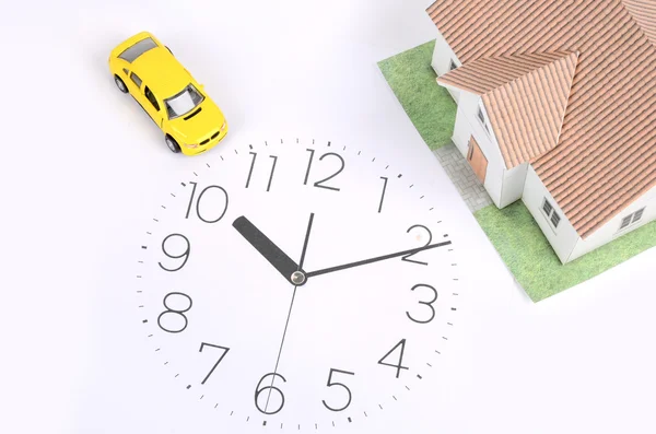 Auto giocattolo e casa sul quadrante dell'orologio — Foto Stock