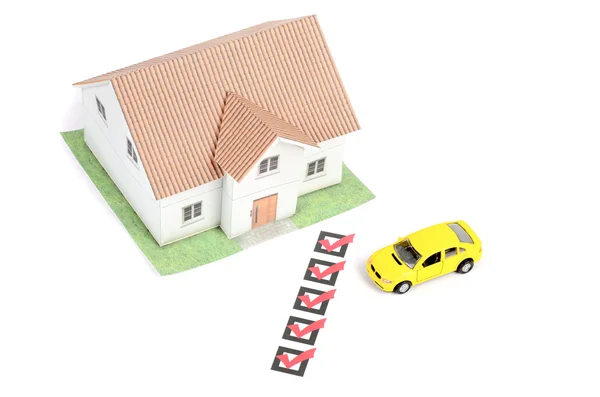 チェック ボックスと家が付いている車 — ストック写真