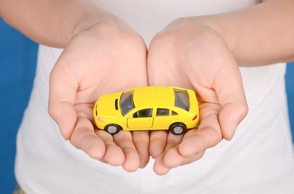 Carro de brinquedo na mão — Fotografia de Stock