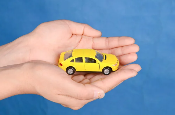 Іграшковий автомобіль в руці — стокове фото